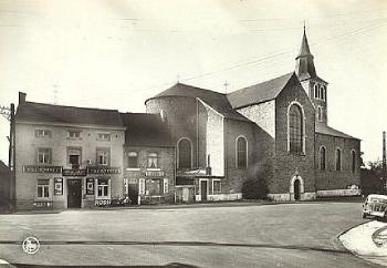 La place du village de Lustin (ancienne carte postale)