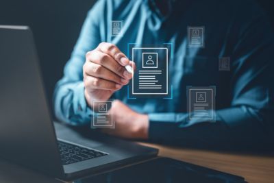 Personne créant une fiche de confiance pour son entreprise.